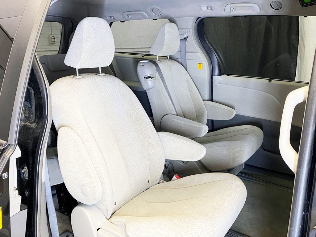2013 Toyota Sienna LE photo 40