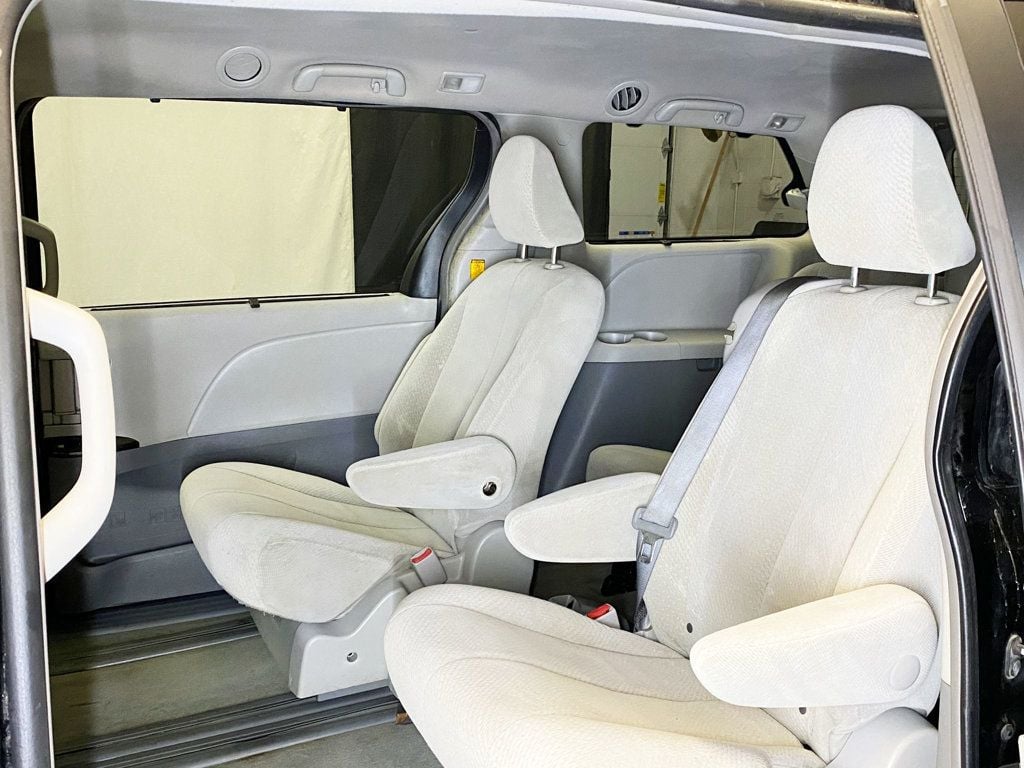 2013 Toyota Sienna LE photo 42