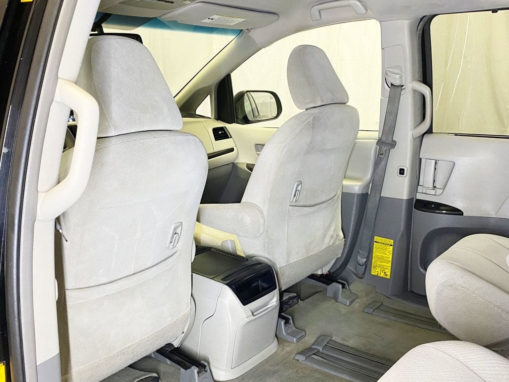 2013 Toyota Sienna LE photo 43
