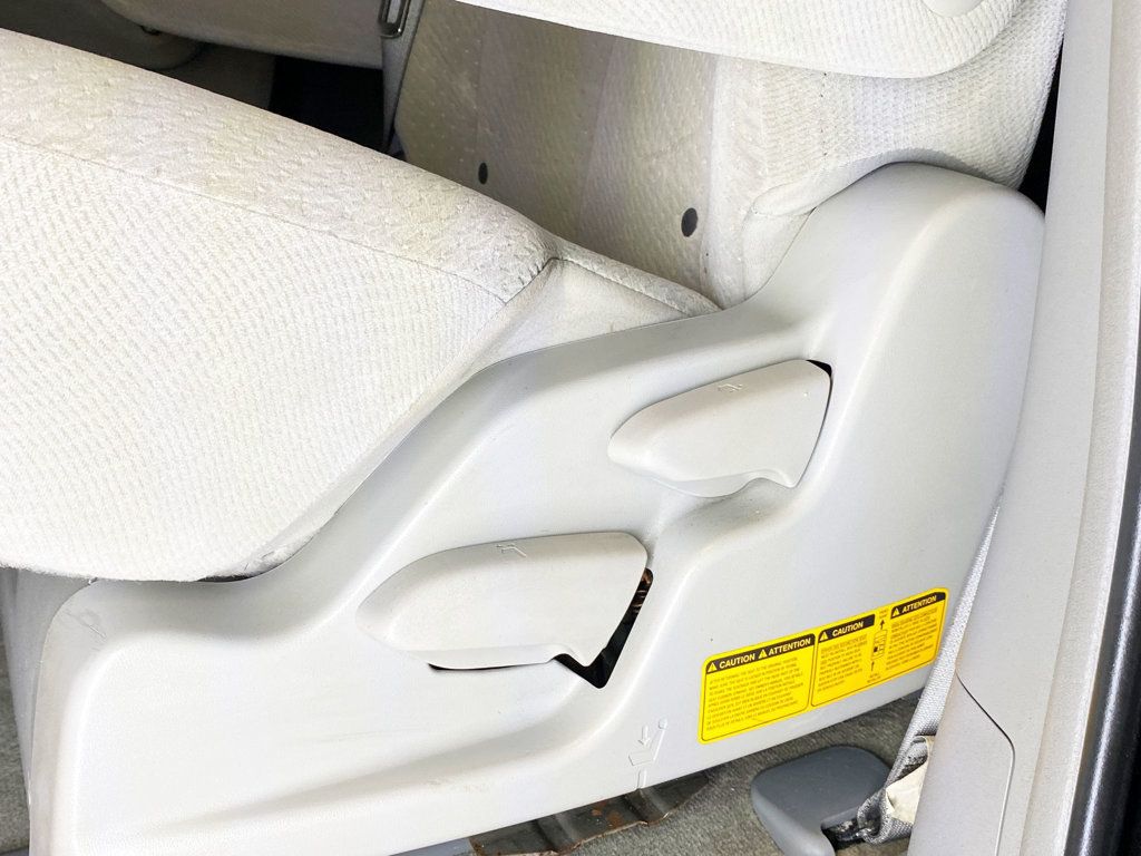 2013 Toyota Sienna LE photo 44