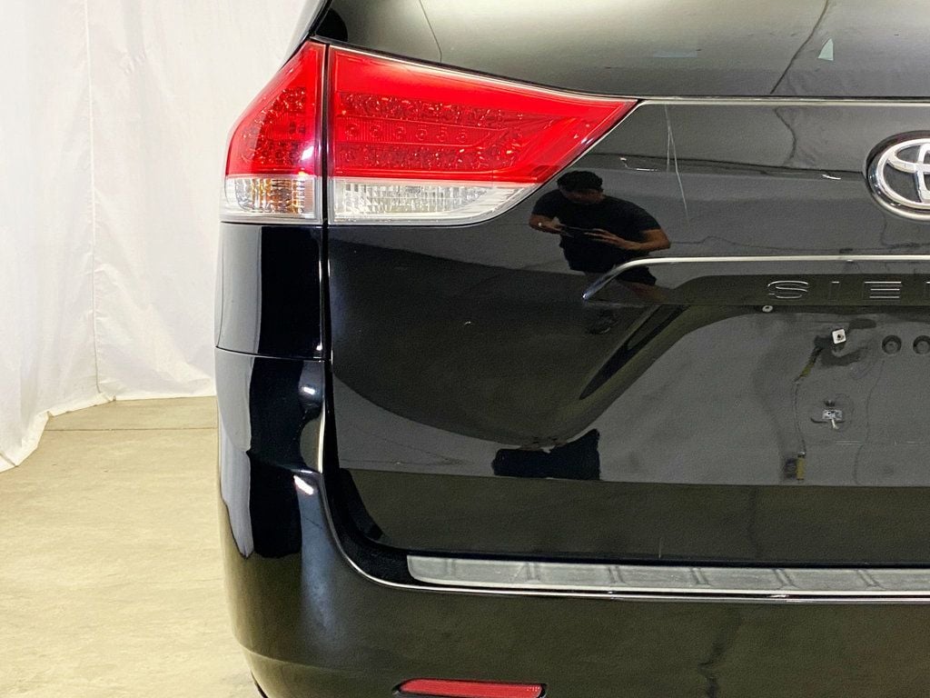 2013 Toyota Sienna LE photo 5