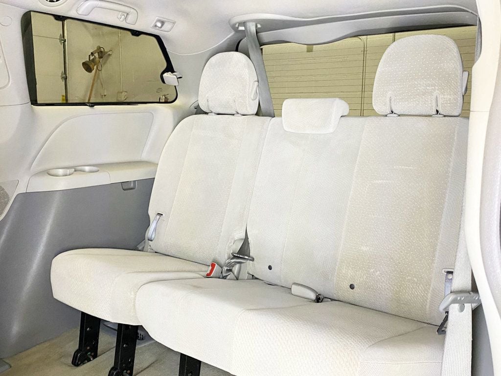 2013 Toyota Sienna LE photo 47