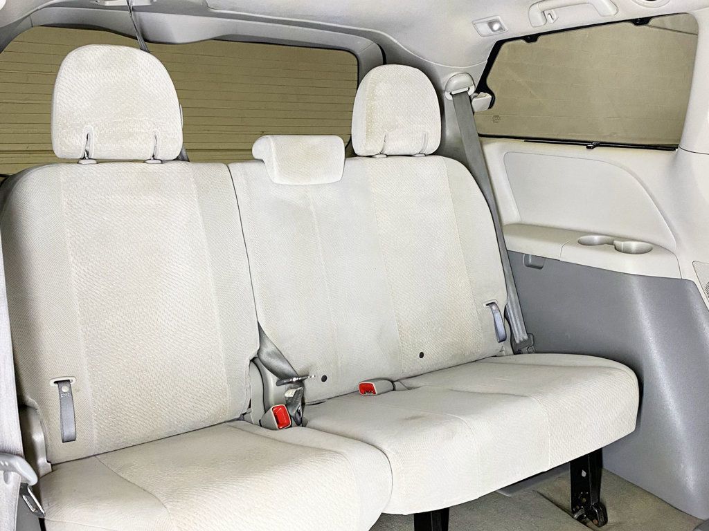 2013 Toyota Sienna LE photo 49