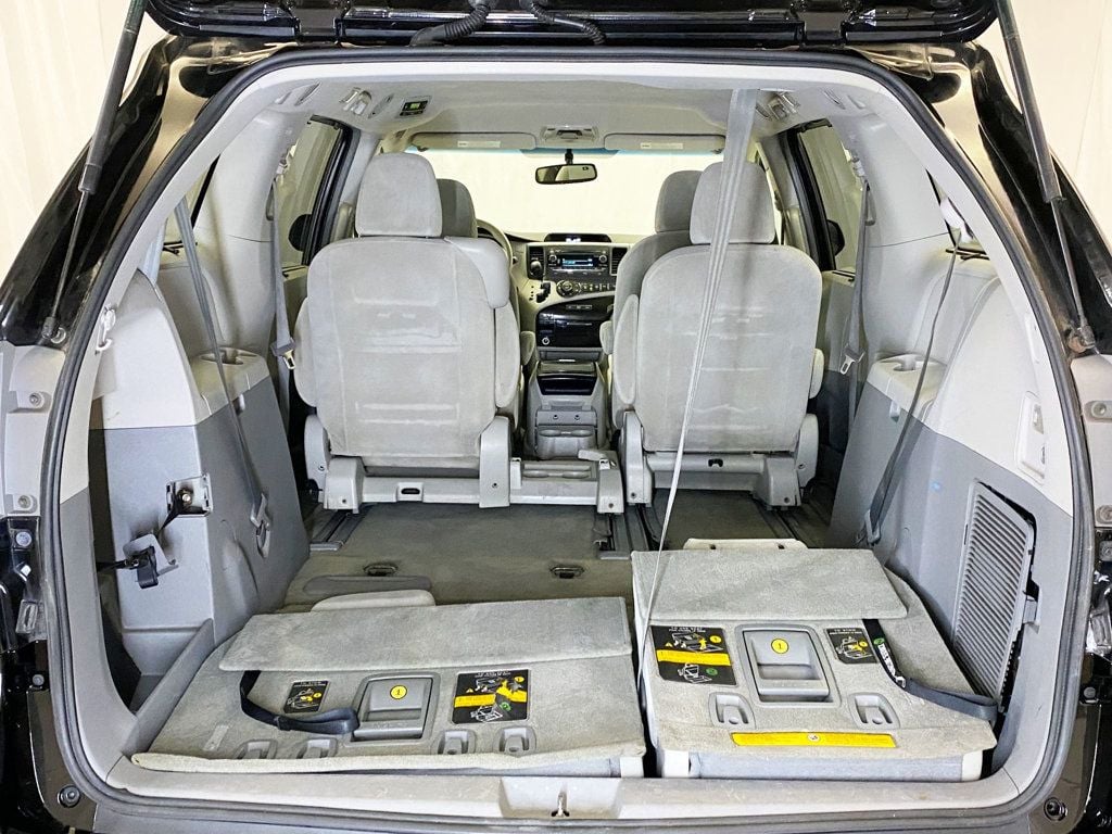 2013 Toyota Sienna LE photo 51