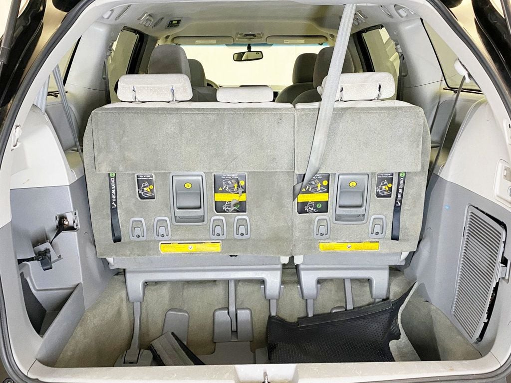 2013 Toyota Sienna LE photo 53