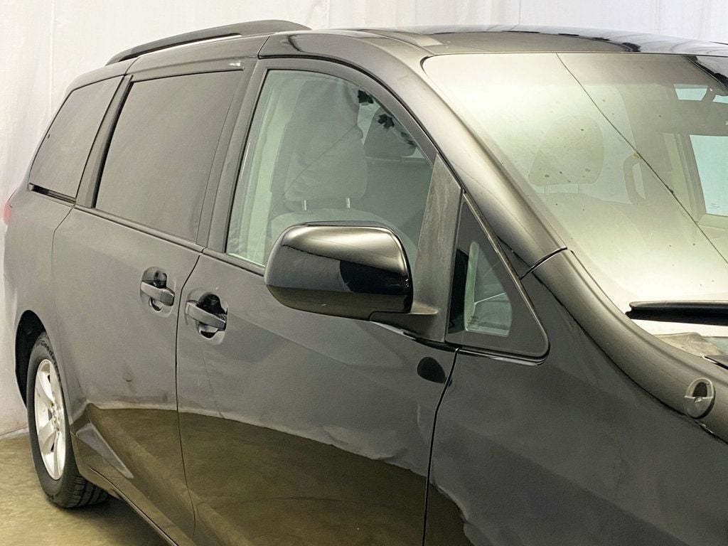 2013 Toyota Sienna LE photo 8
