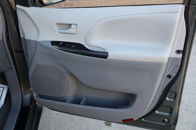 2013 Toyota Sienna 5dr 8-Passenger Van V6 LE FWD - 22969341 - 19