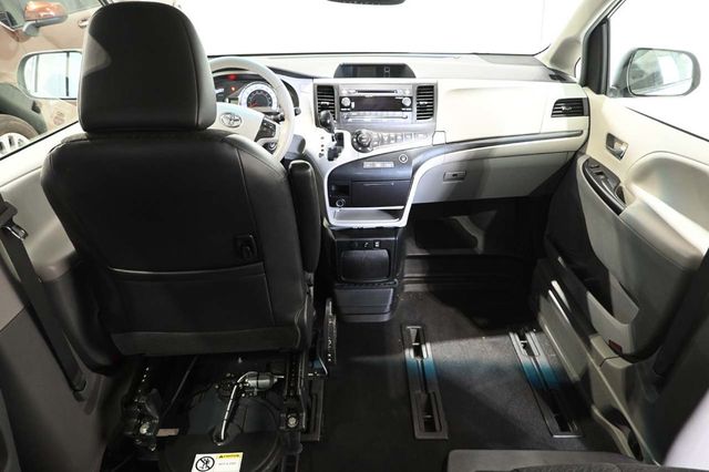 2013 Toyota Sienna 5dr 8-Passenger Van V6 SE FWD - 23042943 - 22