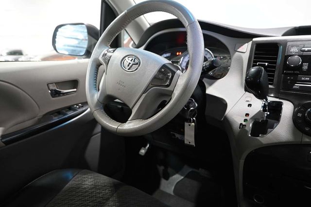 2013 Toyota Sienna 5dr 8-Passenger Van V6 SE FWD - 23042943 - 25
