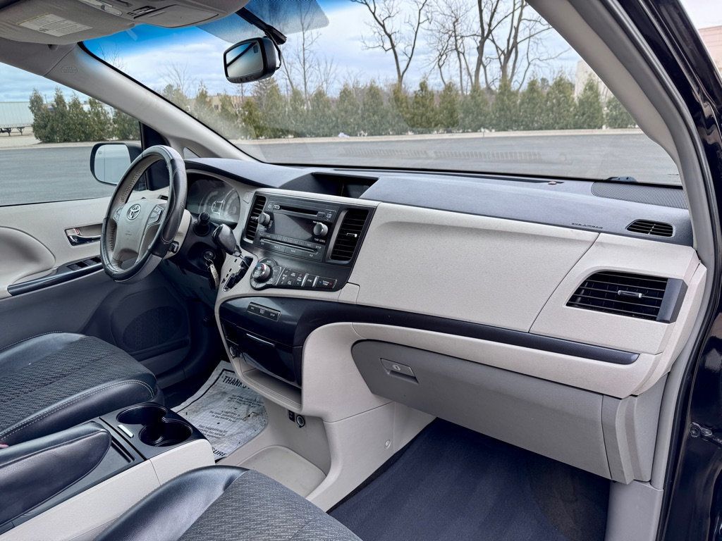 2013 Toyota Sienna 5dr 8-Passenger Van V6 SE FWD - 22998777 - 13