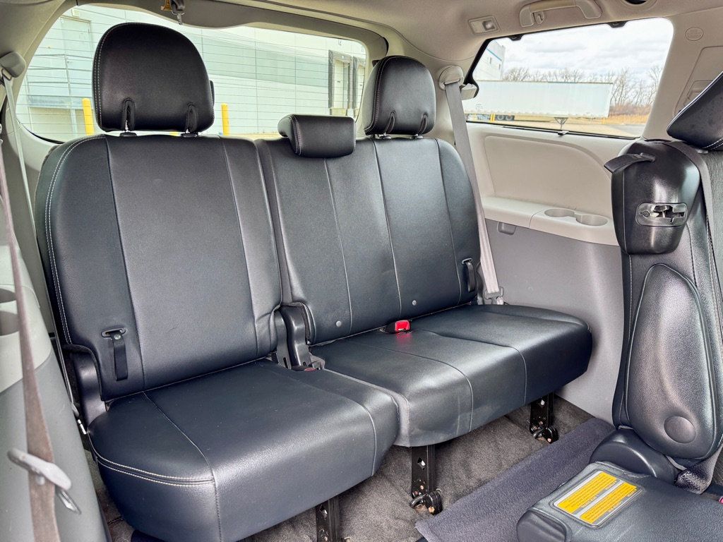 2013 Toyota Sienna 5dr 8-Passenger Van V6 SE FWD - 22998777 - 17