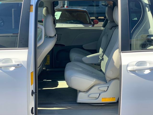 2013 Toyota Sienna 5dr 8-Passenger Van V6 XLE FWD - 22977520 - 32