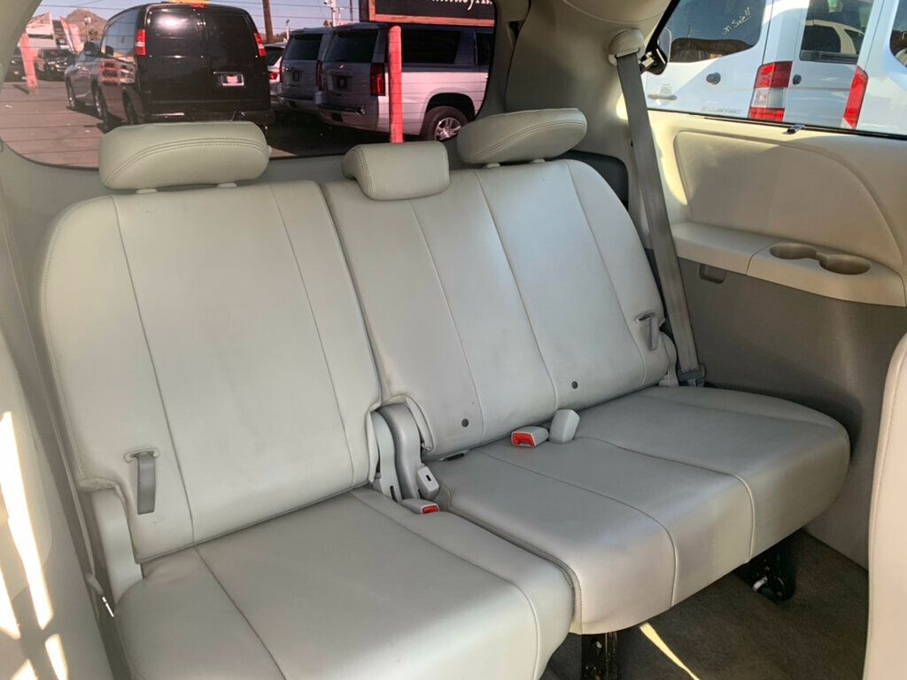 2013 Toyota Sienna 5dr 8-Passenger Van V6 XLE FWD - 22977520 - 6