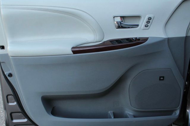 2013 Toyota Sienna AWD LIMITED W/ PREMIUM PKG, MOONROOF AND SKY VIEW , NAVIGATION - 23041477 - 21
