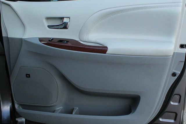 2013 Toyota Sienna AWD LIMITED W/ PREMIUM PKG, MOONROOF AND SKY VIEW , NAVIGATION - 23041477 - 5