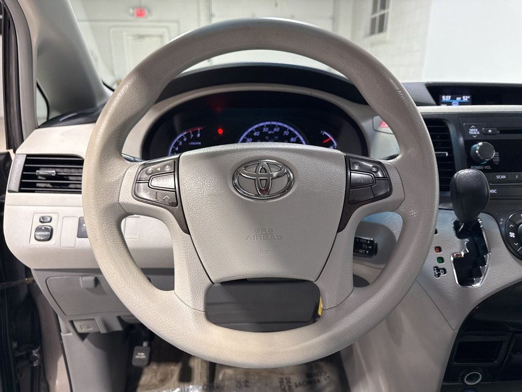 2013 Toyota Sienna LE - 22967677 - 9