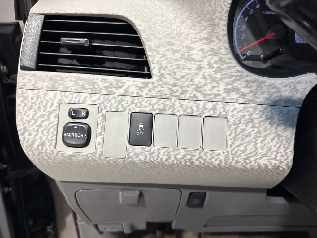 2013 Toyota Sienna LE - 22967677 - 13