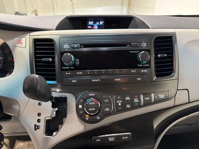 2013 Toyota Sienna LE - 22967677 - 15