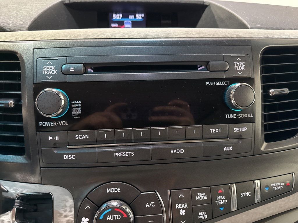 2013 Toyota Sienna LE - 22967677 - 16