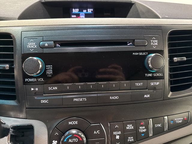 2013 Toyota Sienna LE - 22967677 - 16