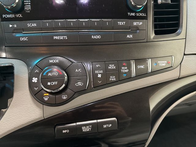 2013 Toyota Sienna LE - 22967677 - 17