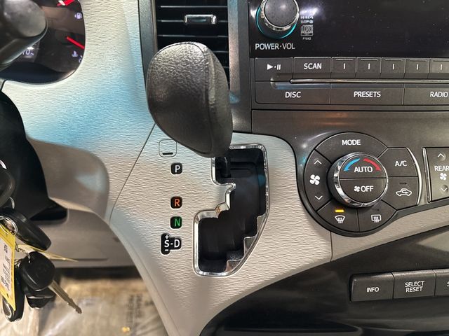 2013 Toyota Sienna LE - 22967677 - 18