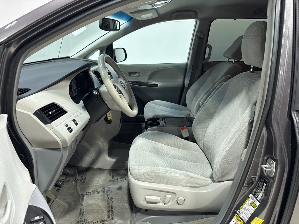 2013 Toyota Sienna LE - 22967677 - 22
