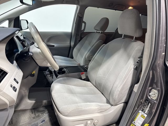 2013 Toyota Sienna LE - 22967677 - 23