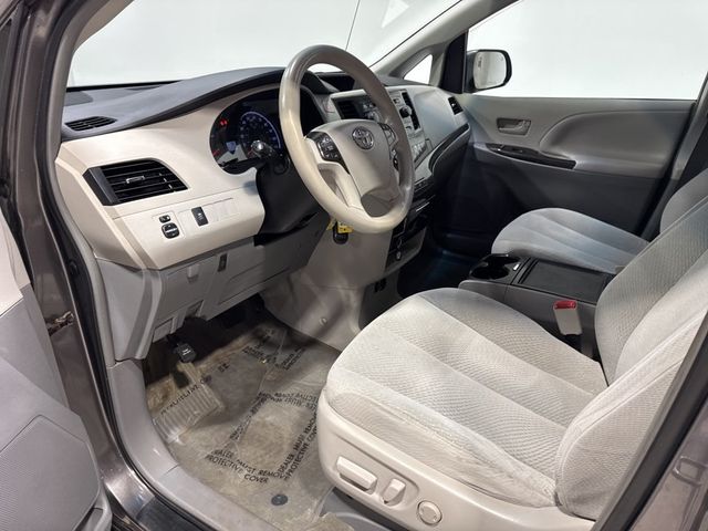 2013 Toyota Sienna LE - 22967677 - 24