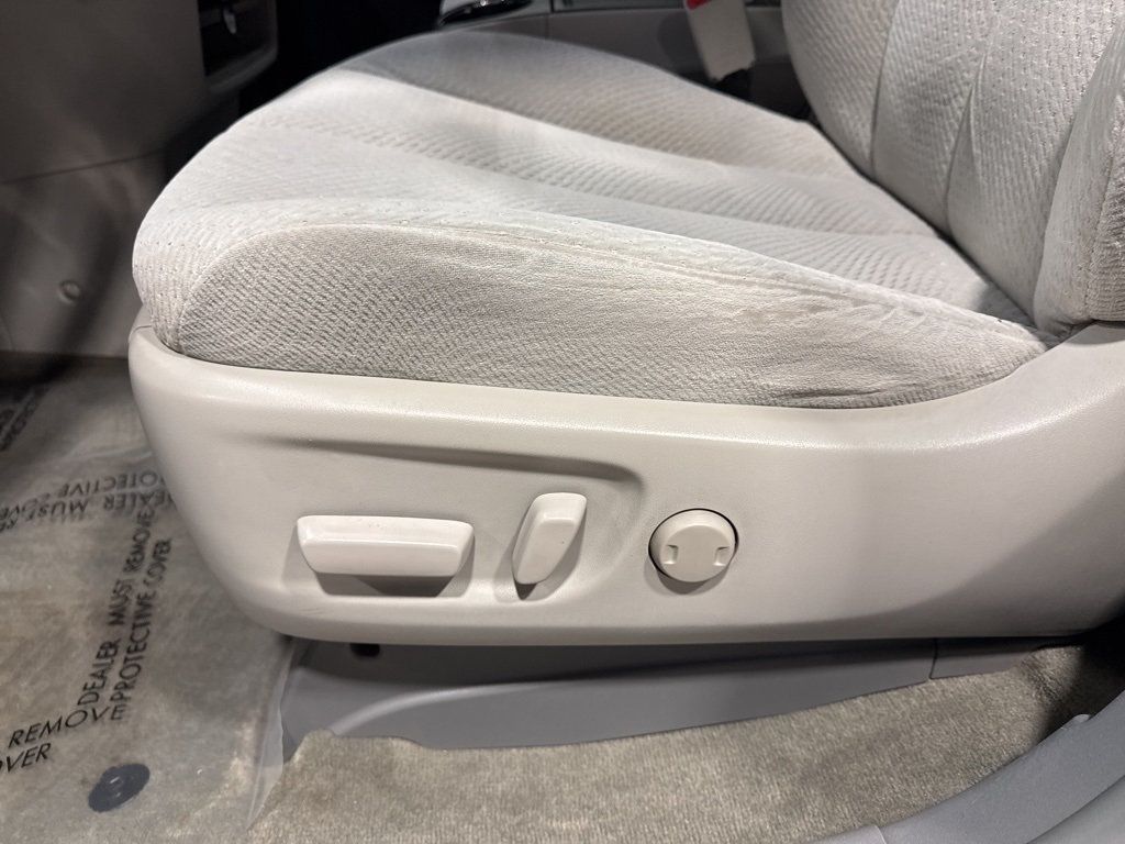 2013 Toyota Sienna LE - 22967677 - 25