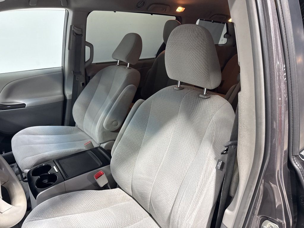 2013 Toyota Sienna LE - 22967677 - 26