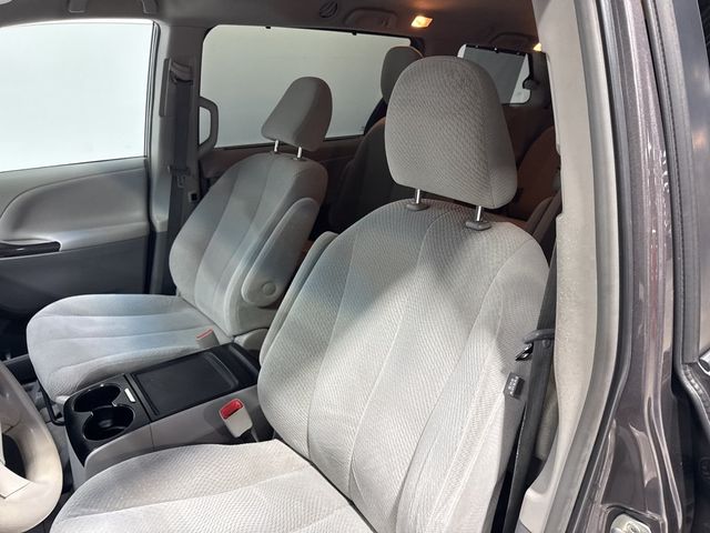 2013 Toyota Sienna LE - 22967677 - 26