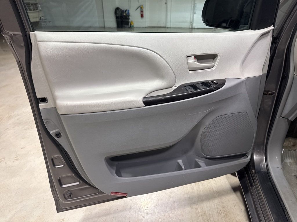 2013 Toyota Sienna LE - 22967677 - 27