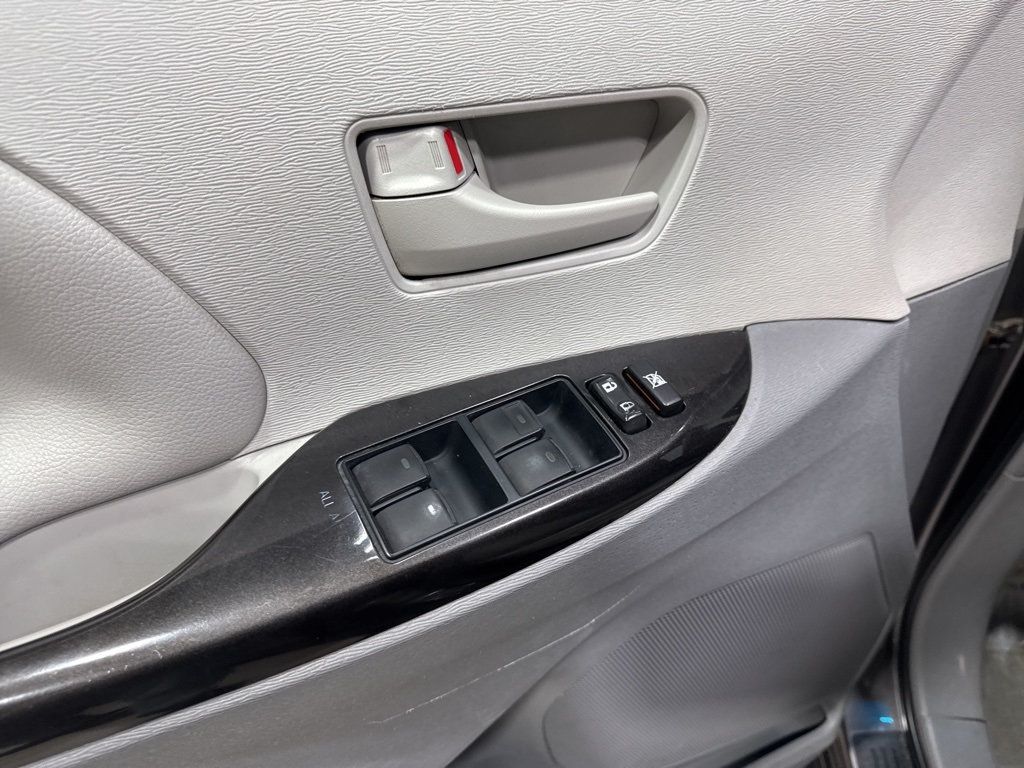 2013 Toyota Sienna LE - 22967677 - 28