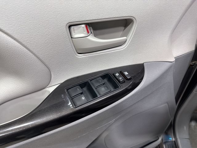 2013 Toyota Sienna LE - 22967677 - 28