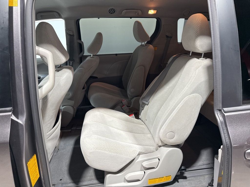 2013 Toyota Sienna LE - 22967677 - 29