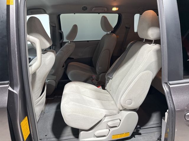 2013 Toyota Sienna LE - 22967677 - 29