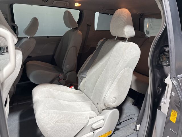 2013 Toyota Sienna LE - 22967677 - 30