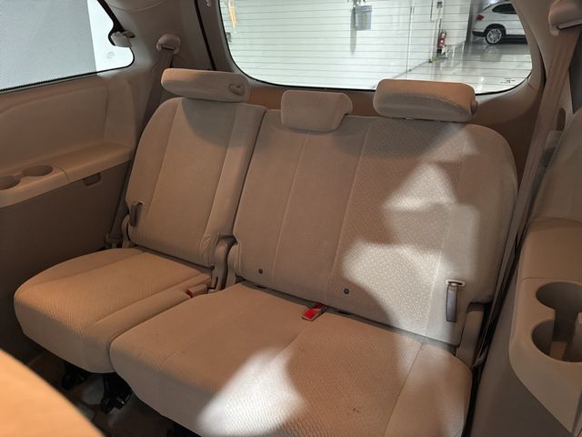 2013 Toyota Sienna LE - 22967677 - 32