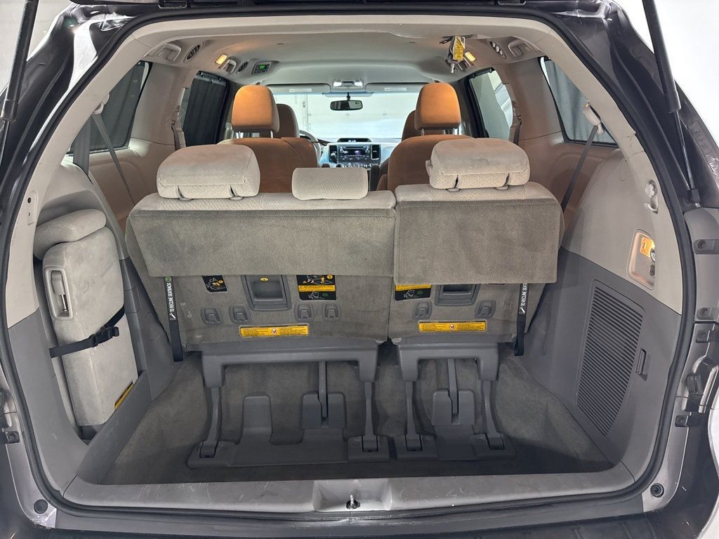 2013 Toyota Sienna LE - 22967677 - 33