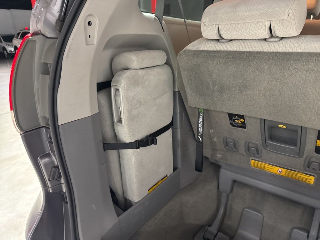 2013 Toyota Sienna LE - 22967677 - 34