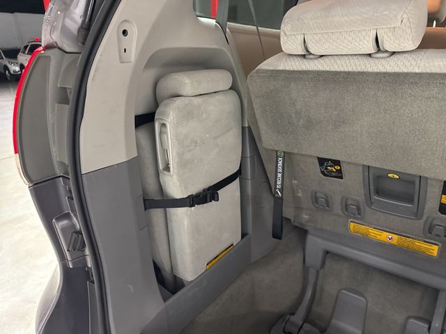 2013 Toyota Sienna LE - 22967677 - 34
