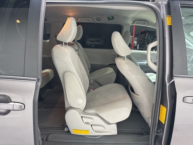 2013 Toyota Sienna LE - 22967677 - 35