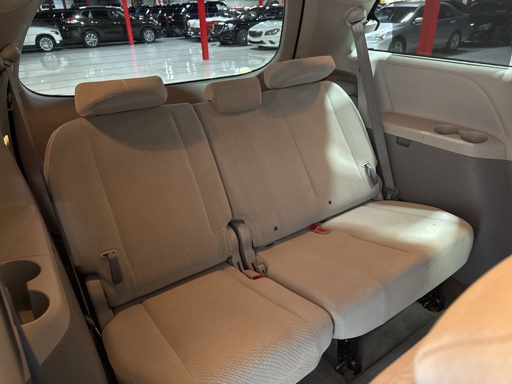 2013 Toyota Sienna LE - 22967677 - 37