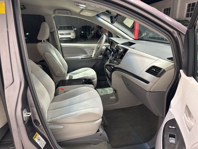 2013 Toyota Sienna LE - 22967677 - 38