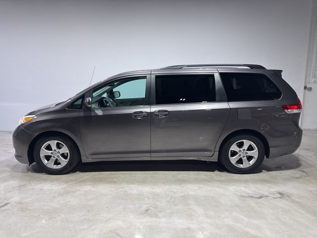 2013 Toyota Sienna LE - 22967677 - 3