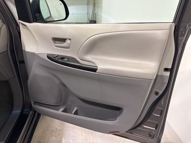 2013 Toyota Sienna LE - 22967677 - 39