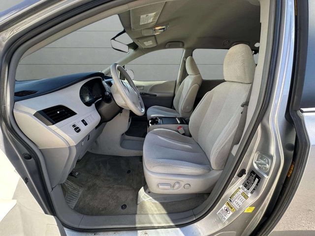 2013 Toyota Sienna LE 8 Passenger 4dr Mini Van - 22936469 - 10