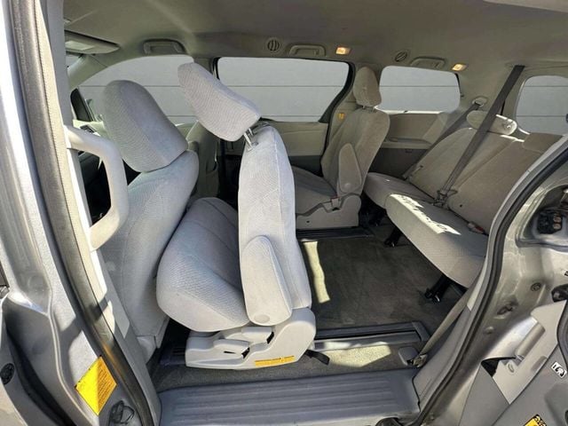 2013 Toyota Sienna LE 8 Passenger 4dr Mini Van - 22936469 - 17