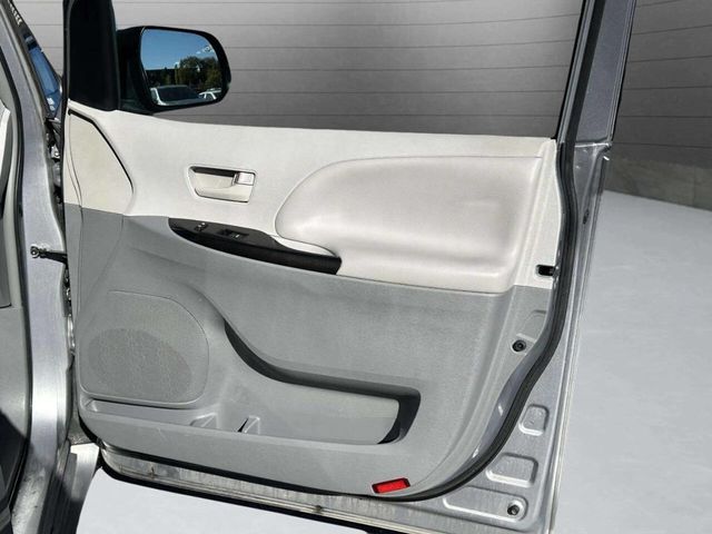 2013 Toyota Sienna LE 8 Passenger 4dr Mini Van - 22936469 - 34